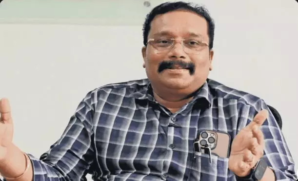 അനുമതിയില്ലാതെ മാധ്യമങ്ങളോട് സംസാരിച്ചു; ഡോ. ബി അശോകിന് സസ്‌പെൻഷൻ