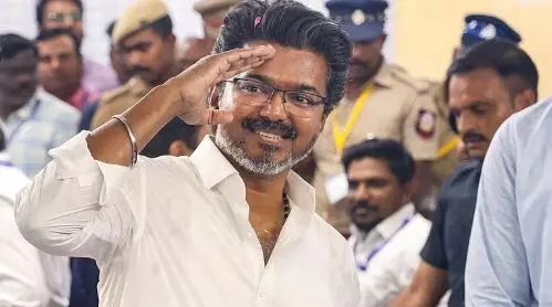 ഇടതുപക്ഷത്തിന്റെയും കോൺഗ്രസ്സിന്റെയും പിന്തുണ? തമിഴ്നാട് മുഖ്യമന്ത്രിയായി വിജയ് വ്യാഴാഴ്ച സത്യപ്രതിജ്ഞ ചെയ്യും