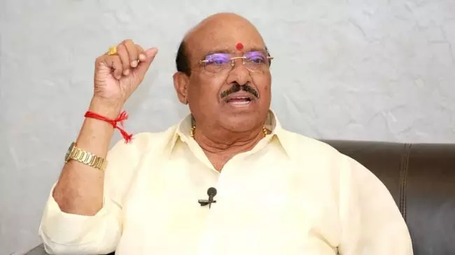 വി ഡി സതീശനെയും രമേശ് ചെന്നിത്തലയെയും കെ സി വേണുഗോപാലിനെയും പുകഴ്ത്തി വെള്ളാപ്പള്ളി