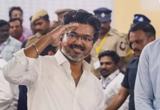 തമിഴ്‌നാട്ടിൽ വിജയ്ക്ക് തിരിച്ചടി ;സത്യപ്രതിജ്ഞ ഇന്ന് ഇല്ല ; 118 എംഎല്‍എമാരുടെ കത്ത് നല്‍കണമെന്ന് ഗവര്‍ണര്‍