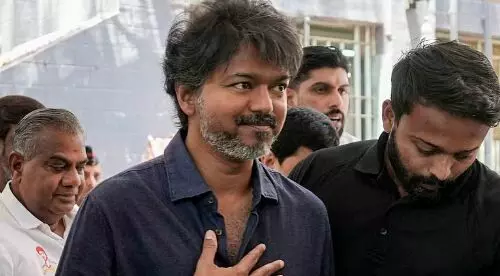 മുഖ്യമന്ത്രിയുടെ ഔദ്യോഗിക സുരക്ഷാ വാഹനങ്ങൾ നിരസിച്ച് വിജയ്
