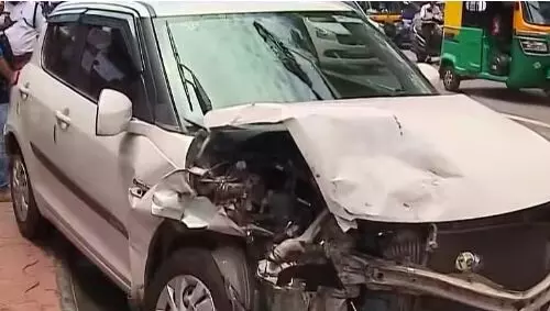 കവടിയാറിൽ വാഹനാപകടം ;കാർ ഫുട്പാത്തിലേക്ക് ഇരച്ചുകയറി,കാൽനടയാത്രികയായ യുവതി മരിച്ചു