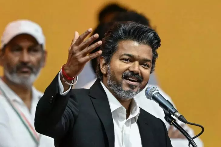‘ആരംഭിക്കലാമാ..തമിഴ്നാട്ടിൽ 717  മദ്യശാലകൾക്ക് പൂട്ടിട്ട് വിജയ്
