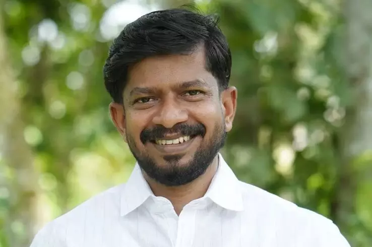 പ്രതിസന്ധികളെ സധൈര്യം നേരിട്ട ജെനീഷ് ; വി ഡി സതീശന്‍ മന്ത്രിസഭയില്‍ ഒ ജെ ജനീഷിന്റെ മാസ് എന്‍ട്രി