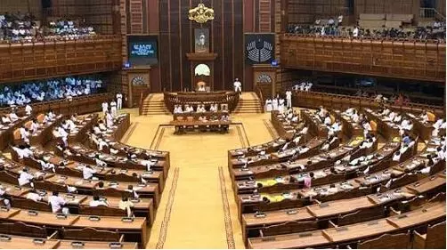 പതിനാറാം കേരള നിയമസഭയിലെ എംഎല്‍എമാരുടെ സത്യപ്രതിജ്ഞ തുടങ്ങി;സൈക്കിളിൽ എത്തി ചാണ്ടി ഉമ്മൻ