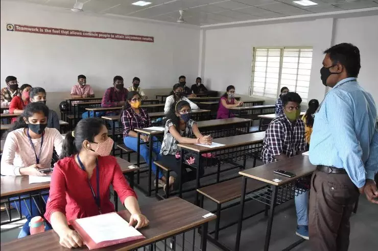 കാസര്‍കോട് ജില്ലയിലെ സ്‌കൂളുകളില്‍ അധ്യാപകര്‍ മൊബൈല്‍ ഫോണ്‍ ഉപയോഗിക്കരുത്; ഉത്തരവിറക്കി വിദ്യാഭ്യാസ വകുപ്പ്