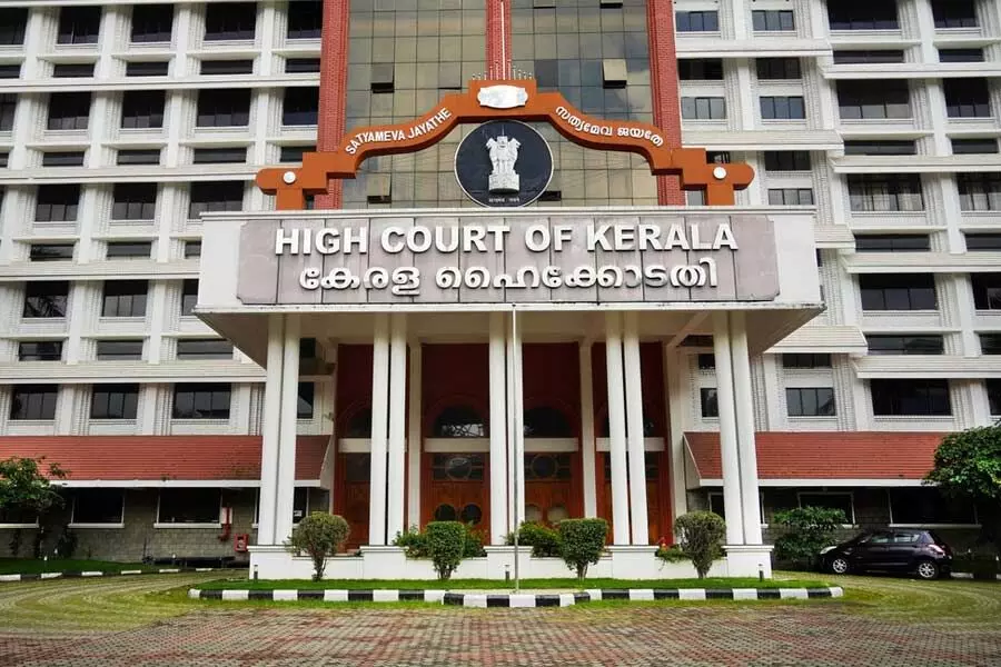 ആവശ്യ  സർവീസായി പരിഗണിച്ചാൽ നഴ്‌സുമാർക്ക് സമരം ചെയ്യാൻ അവകാശമില്ല ;ഹൈക്കോടതി
