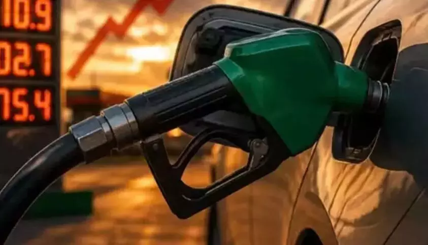 രാജ്യത്ത് ഇന്ധനവിലയില്‍ വീണ്ടും വര്‍ധന;പെട്രോളിന് 2.61 രൂപയും ഡീസലിന് 2.71 രൂപയും കൂടി