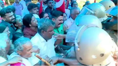 മലയിടം തുരുത്തിലെ കുടിയൊഴിപ്പിക്കൽ നടപ്പാക്കണം ;ഹൈക്കോടതി; രണ്ടാഴ്ച സാവകാശം അനുവദിച്ചു