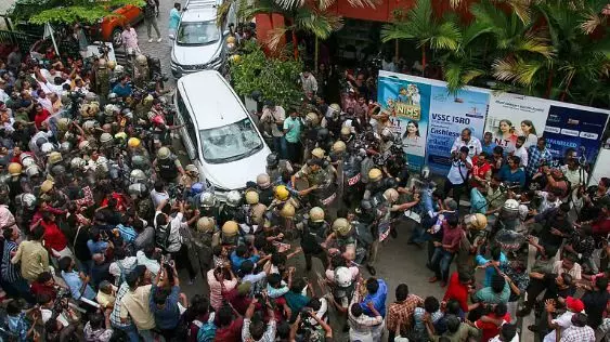 ഇ ഡി ഉദ്യോഗസ്ഥർക്ക് നേരെ നടന്ന ആക്രമണം ;മുഖ്യപ്രതികള്‍ക്കായി വ്യാപകതെരച്ചിൽ,ലുക്ക്ഔട്ട് നോട്ടീസ്