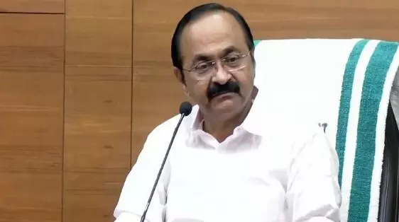 സതീശന്‍ പറഞ്ഞത് 12 സ്ഥലത്ത് റെയ്ഡ് ചെയ്യാനാ, ഞാന്‍ ചിരിക്കണോ കരയണോ?പരിഹസിച്ച് മുഖ്യമന്ത്രി