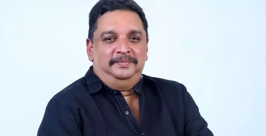 വനം വകുപ്പ് മന്ത്രിയുടെ ഔദ്യോഗിക വാഹനത്തിന് മുന്നിൽ കാട്ടാന ;ഉദ്യോഗസ്ഥരെത്തി ആനയെ തുരത്തി