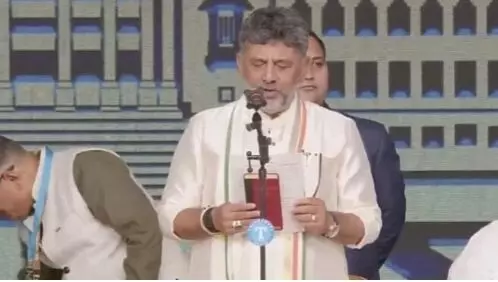 കർണാടകയിൽ ഡി കെ യുഗം ;ഭരണഘടന ഉയര്ത്തി ഡി കെ ശിവകുമാർ മുഖ്യമന്ത്രിയായി അധികാരമേറ്റു കർണാടകയിൽ ഡി കെ യുഗം ;ഭരണഘടന ഉയര്ത്തി ഡി കെ ശിവകുമാർ മുഖ്യമന്ത്രിയായി അധികാരമേറ്റു