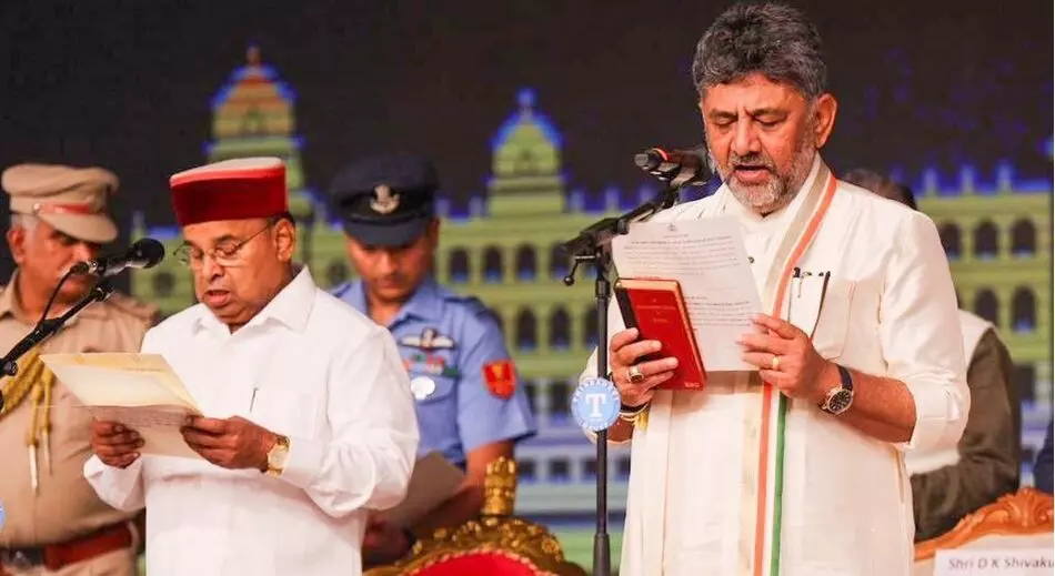 കർണാടകയിൽ ഡി കെ യുഗം ;ഭരണഘടന ഉയര്ത്തി ഡി കെ ശിവകുമാർ മുഖ്യമന്ത്രിയായി അധികാരമേറ്റു കർണാടകയിൽ ഡി കെ യുഗം ;ഭരണഘടന ഉയര്ത്തി ഡി കെ ശിവകുമാർ മുഖ്യമന്ത്രിയായി അധികാരമേറ്റു