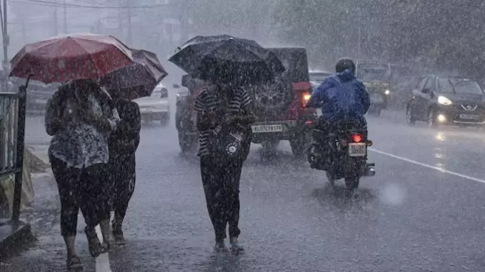 സംസ്ഥാനത്ത് അതിതീവ്ര മഴ;3 വടക്കൻ ജില്ലകളിൽ റെഡ് അലർട്ട് സംസ്ഥാനത്ത് അതിതീവ്ര മഴ;3 വടക്കൻ ജില്ലകളിൽ റെഡ് അലർട്ട്