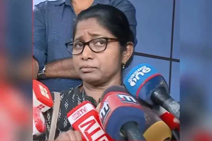 ആരോഗ്യവകുപ്പ് ആസ്ഥാനത്ത് ഇന്നും കസേരകളി തുടർന്നു;കസേര വിട്ടുനൽകില്ലെന്ന നിലപാടിൽ ഡോക്ടർ മീനാക്ഷി ആരോഗ്യവകുപ്പ് ആസ്ഥാനത്ത് ഇന്നും കസേരകളി തുടർന്നു;കസേര വിട്ടുനൽകില്ലെന്ന നിലപാടിൽ ഡോക്ടർ മീനാക്ഷി