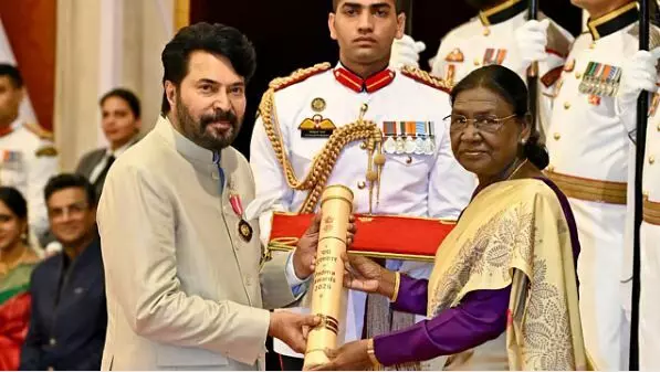 അഭിമാന നിമിഷം ;പത്മ ഭൂഷൺ ഏറ്റുവാങ്ങി മമ്മൂട്ടി അഭിമാന നിമിഷം ;പത്മ ഭൂഷൺ ഏറ്റുവാങ്ങി മമ്മൂട്ടി