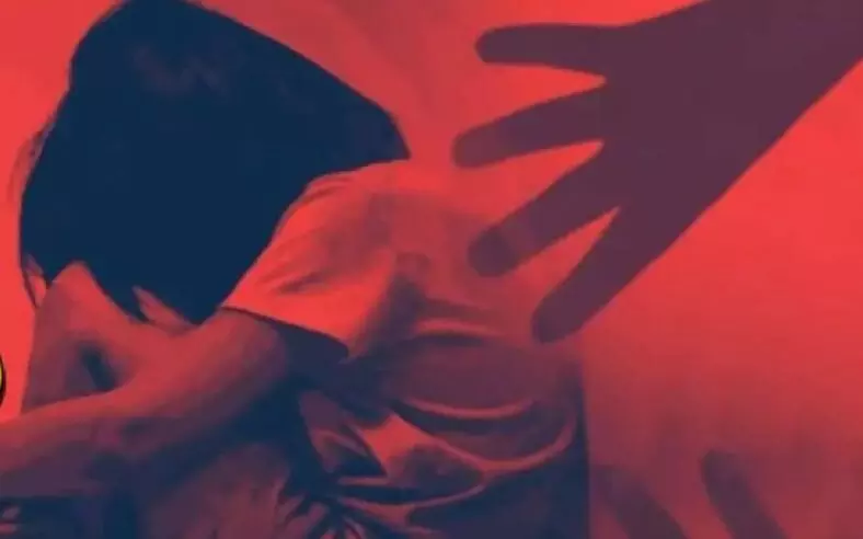 13 കാരിയായ മകളെ പീഡിപ്പിക്കാൻ ശ്രമിച്ചു ;അയൽവാസിയായ പ്രതിയുടെ  അയൽവാസിയുടെ കാൽ തല്ലിയൊടിച്ചു പിതാവ്