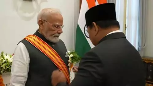 ഇന്തോനേഷ്യയുടെ പരമോന്നത ബഹുമതി ബിന്താങ് അദിപൂര്ണ ഓഫ് ദി റിപ്പബ്ലിക് ഓഫ് ഇന്തോനേഷ്യ പ്രധാനമന്ത്രി നരേന്ദ്രമോദിക്ക് സമ്മാനിച്ചു ഇന്തോനേഷ്യയുടെ പരമോന്നത ബഹുമതി ബിന്താങ് അദിപൂര്ണ ഓഫ് ദി റിപ്പബ്ലിക് ഓഫ് ഇന്തോനേഷ്യ പ്രധാനമന്ത്രി നരേന്ദ്രമോദിക്ക് സമ്മാനിച്ചു
