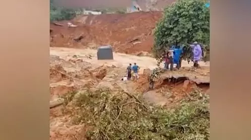 വയനാട് മണ്ണിടിച്ചിൽ ; അഞ്ച് മരണം; ഒമ്പതു പേരെ കാണാതായി; നിരവധി പേർ കുടുങ്ങി കിടക്കുന്നു വയനാട് മണ്ണിടിച്ചിൽ ; അഞ്ച് മരണം; ഒമ്പതു പേരെ കാണാതായി; നിരവധി പേർ കുടുങ്ങി കിടക്കുന്നു