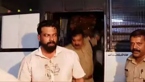 സത്യപ്രതിജ്ഞ ചെയ്യുന്നതിന് ബിജെപി കൗണ്സിലര് ആര് സുഗതന് ഇടക്കാല ജാമ്യം അനുവദിച്ചു സത്യപ്രതിജ്ഞ ചെയ്യുന്നതിന് ബിജെപി കൗണ്സിലര് ആര് സുഗതന് ഇടക്കാല ജാമ്യം അനുവദിച്ചു