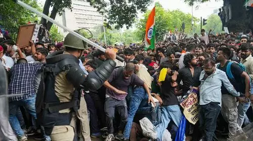 പാര്ലമെന്റിലേക്ക് സിജെപി മാര്ച്ച്; ഏറ്റുമുട്ടി പൊലീസും പ്രവര്ത്തകരും പാര്ലമെന്റിലേക്ക് സിജെപി മാര്ച്ച്; ഏറ്റുമുട്ടി പൊലീസും പ്രവര്ത്തകരും
